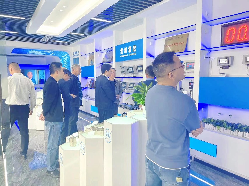 熱烈祝賀中國(guó)重型機(jī)械工業(yè)協(xié)會(huì)橋式起重機(jī)專業(yè)委員會(huì)九屆八次理 事會(huì)暨十屆一次會(huì)員大會(huì)在江蘇省常州市召開(kāi)順利召開(kāi)并圓滿結(jié)束！
